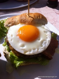 Hamburgeuria Casavostra - burger with egg